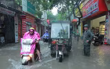 Nằm sát sông Tô Lịch nhưng mưa 1 tiếng, đường Bùi Xương Trạch ngập sâu 3 tiếng